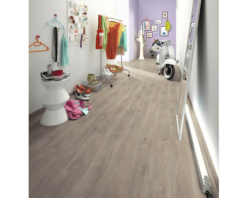 Flur mit Laminatboden, Garderobe und Spiegel