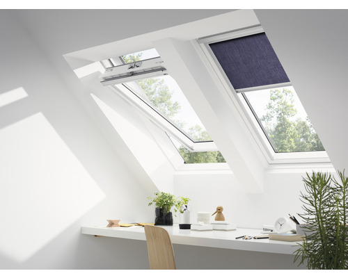 Heller Arbeitsbereich mit Dachfenstern und Sonnenschutzrollos