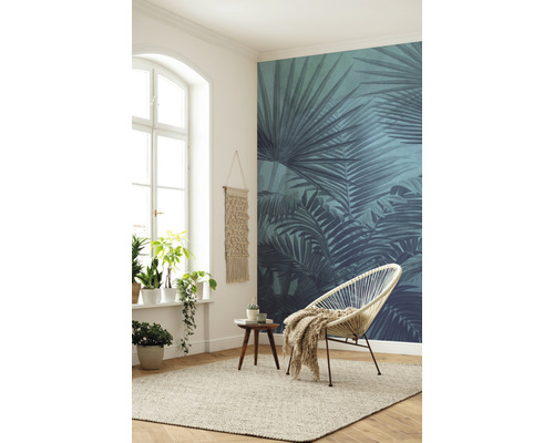 Wohnzimmer mit Fenster, Pflanzen, Dekoration, Teppich, Stuhl und Fototapete mit Pflanzenmotiven