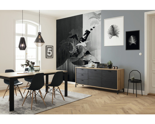 Esszimmer mit Esstisch, Stühlen, Sideboard und Wandgestaltung in modernem Design