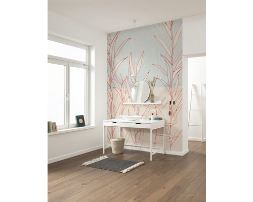 Badezimmer mit floraler Tapete, Waschtisch und Spiegel