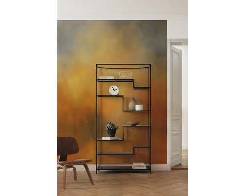 Modernes Wohnzimmer mit schwarzem Regal und dekorativen Gegenständen