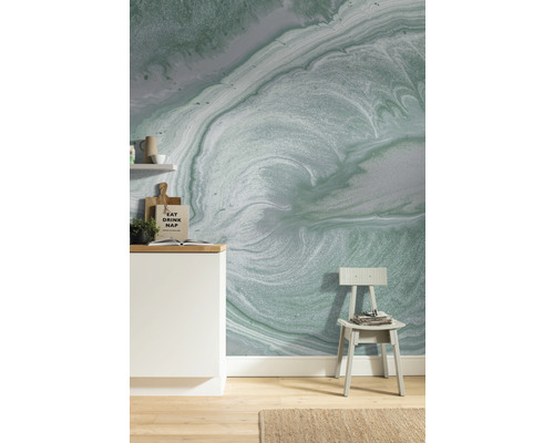 Wohnraum mit gemusterter Tapete, Stuhl und Küchenelementen