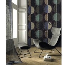 Wohnzimmer mit Sessel, Fußhocker und Wandpaneelen im Halbkreisdesign