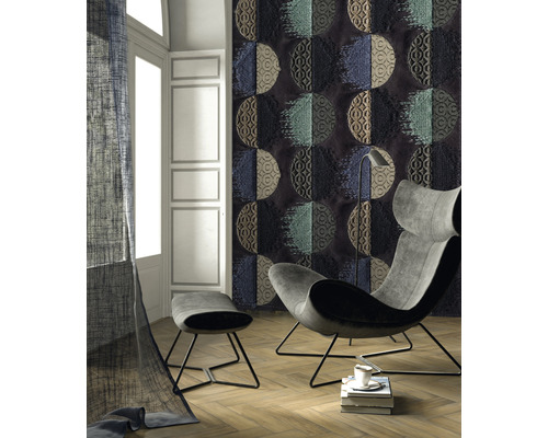 Wohnzimmer mit Sessel, Fußhocker und Wandpaneelen im Halbkreisdesign