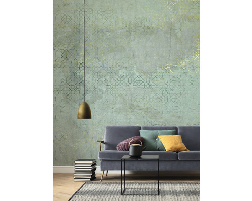 Ein Wohnzimmer mit einer gemusterten Tapete, einem Sofa und dekorativen Elementen.