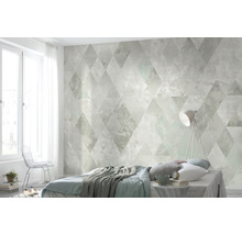 Helles Schlafzimmer mit geometrischer Tapete, Bett und Stehlampe