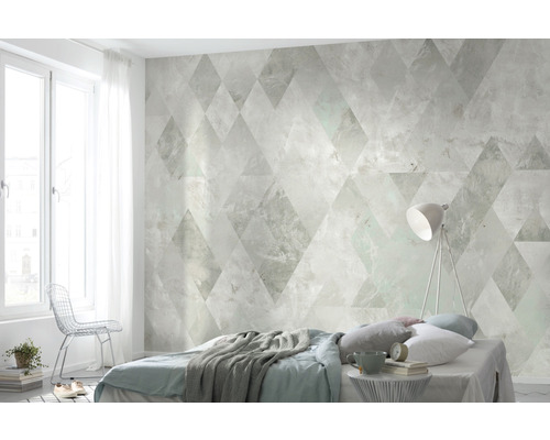 Helles Schlafzimmer mit geometrischer Tapete, Bett und Stehlampe