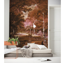 Ein Schlafzimmer mit einer Fototapete, die eine Waldlandschaft zeigt, einem Bett mit Kissen und einer Tagesdecke sowie einer Stehlampe.