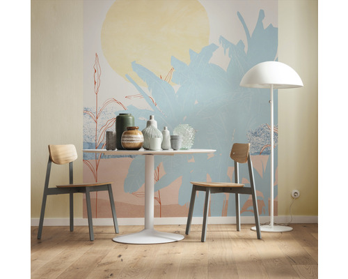 Esszimmer mit modernem Wandbild, Tisch, Stühlen und Stehlampe