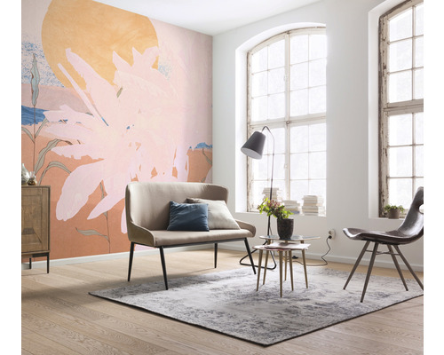 Heller Wohnraum mit gemusterter Tapete, Sitzbank und Teppich