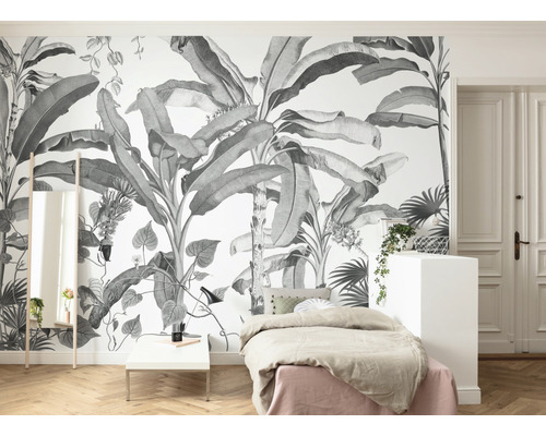 Schlafzimmer mit tropischer Fototapete, Bett und Spiegel