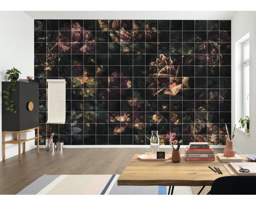 Dekoratives Zimmer mit Wandfliesen mit Blumenmuster.