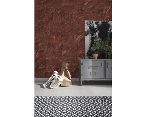 Wohnraum mit gemusterter Tapete in Steinoptik, Metallschrank, Dekoration und Teppich