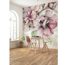 Esszimmer mit floraler Fototapete, Holzboden und Esstisch mit Stühlen