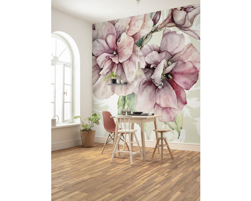 Esszimmer mit floraler Fototapete, Holzboden und Esstisch mit Stühlen