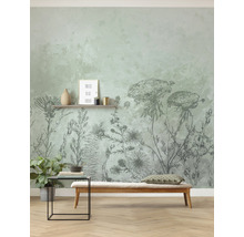 Wandgestaltung mit Blumentapete, Sitzbank und Beistelltisch in einem hellen Raum.