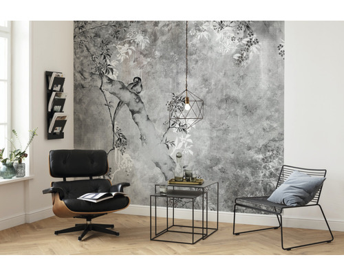 Wohnzimmer mit gemusterter Tapete, Sessel, Beistelltisch und Lampe