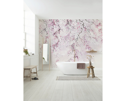 Badezimmer mit floraler Tapete, freistehender Badewanne und Holzboden