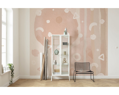 Heller Raum mit gemusterter Tapete, Glasschrank und Stuhl