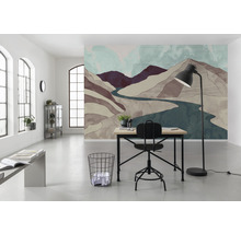 Büro mit Schreibtisch, Stuhl, Stehlampe und Vliestapete mit Bergmotiv