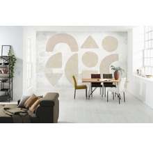 Heller Wohnraum mit Sofa, Esstisch und geometrischer Tapete