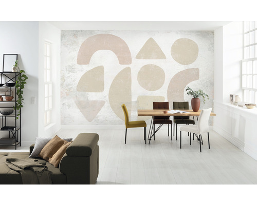 Heller Wohnraum mit Sofa, Esstisch und geometrischer Tapete