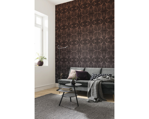 Wohnzimmer mit gemusterter Wandverkleidung, Sofa und Teppich