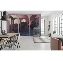 Heller Raum mit Fototapete Wüste mit Mond, Esstisch, Stühlen, Vitrine und Sofa.