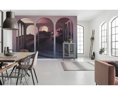 Heller Raum mit Fototapete Wüste mit Mond, Esstisch, Stühlen, Vitrine und Sofa.