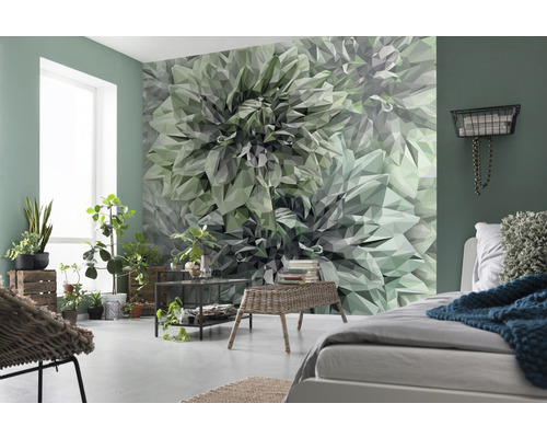 Wohnzimmer mit geometrischer Blumentapete, Bett und Pflanzen