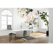 Badezimmer mit Badewanne, Wandtattoo mit Blumenmuster und Holzfußboden