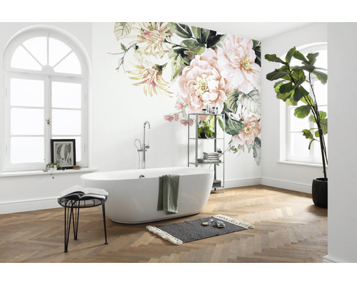 Badezimmer mit Badewanne, Wandtattoo mit Blumenmuster und Holzfußboden
