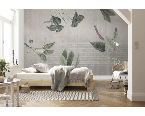 Heller Raum mit Bett und Fototapete mit Pflanzenmotiven