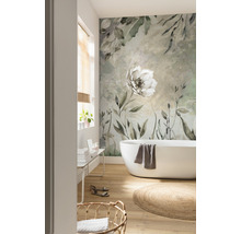 Helles Badezimmer mit Badewanne, Teppich und floraler Tapete