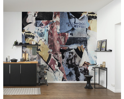 Küche mit Fototapete im Stil von abgerissenen Filmplakaten