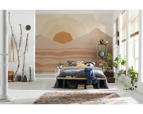 Helles Schlafzimmer mit Bett, gemusterter Tapete und dekorativen Elementen