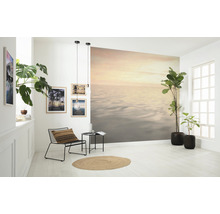 Wohnzimmer mit Fototapete, Stuhl, Teppich und Zimmerpflanzen für eine helle und freundliche Atmosphäre