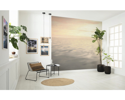 Wohnzimmer mit Fototapete, Stuhl, Teppich und Zimmerpflanzen für eine helle und freundliche Atmosphäre