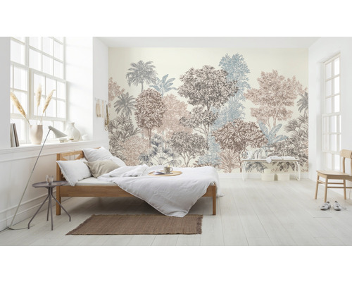 Heller Raum mit Bett und Fototapete mit Baummotiv