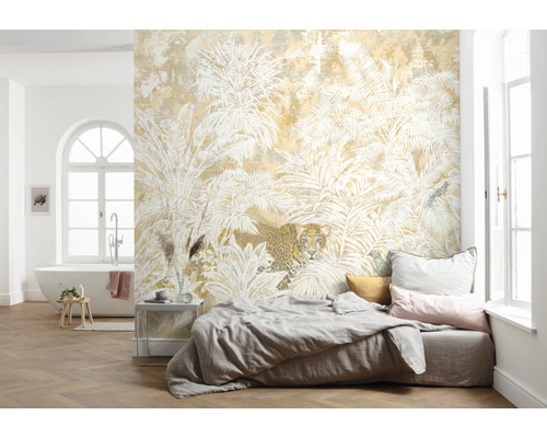 Wohnraum mit Dschungeltapete, die tropische Pflanzen und einen Leoparden zeigt