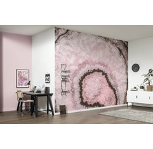 Büro mit Vliestapete in rosa Achatoptik, Schreibtisch, Stuhl und Kommode