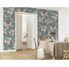 Wohnraum mit grauer gemusterter Blumentapete, Esstisch und Stühlen