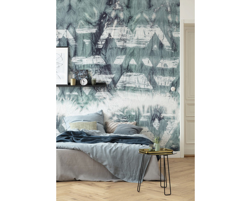 Schlafzimmer mit gemusterten Tapeten, Bett und Beistelltisch