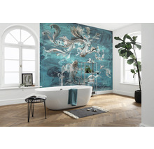 Badezimmer mit Badewanne, Regal, Pflanze und Fototapete mit Fischmotiven