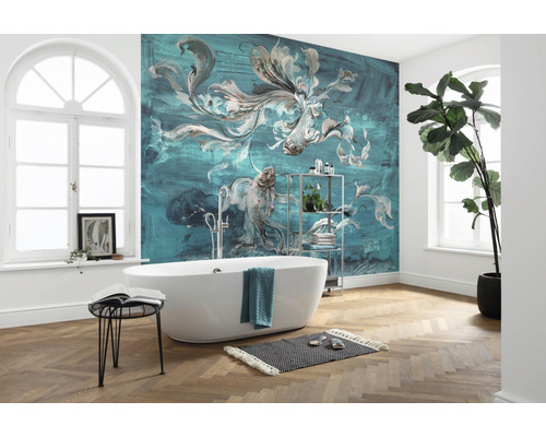 Badezimmer mit Badewanne, Regal, Pflanze und Fototapete mit Fischmotiven