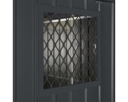 Detailansicht eines Fensters mit Gitter für ein Gartenhaus