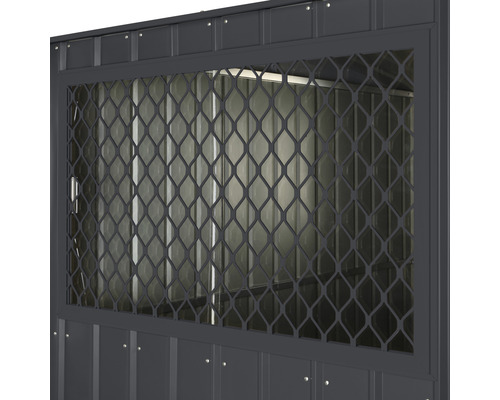 Detailansicht eines Gerätehauses mit einem vergitterten Fenster