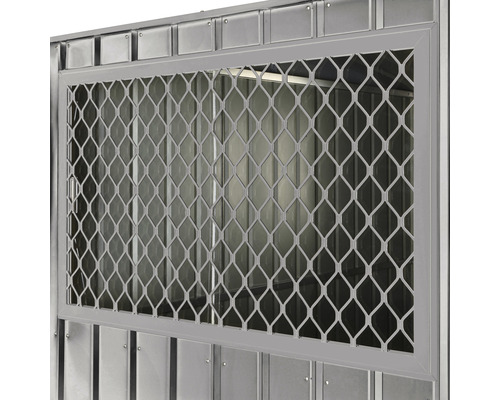 Detailansicht eines Metallfensters mit Gitter für ein Gartenhaus