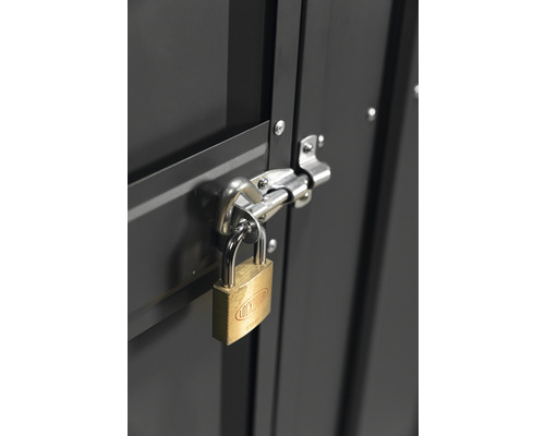 Metallschranktür mit Vorhängeschloss verriegelt